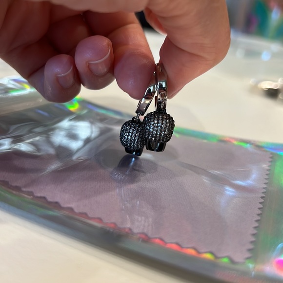 Black crystal silver pavé skull earrings with silver rhodium huggie. Handmade - Picture 4 of 6